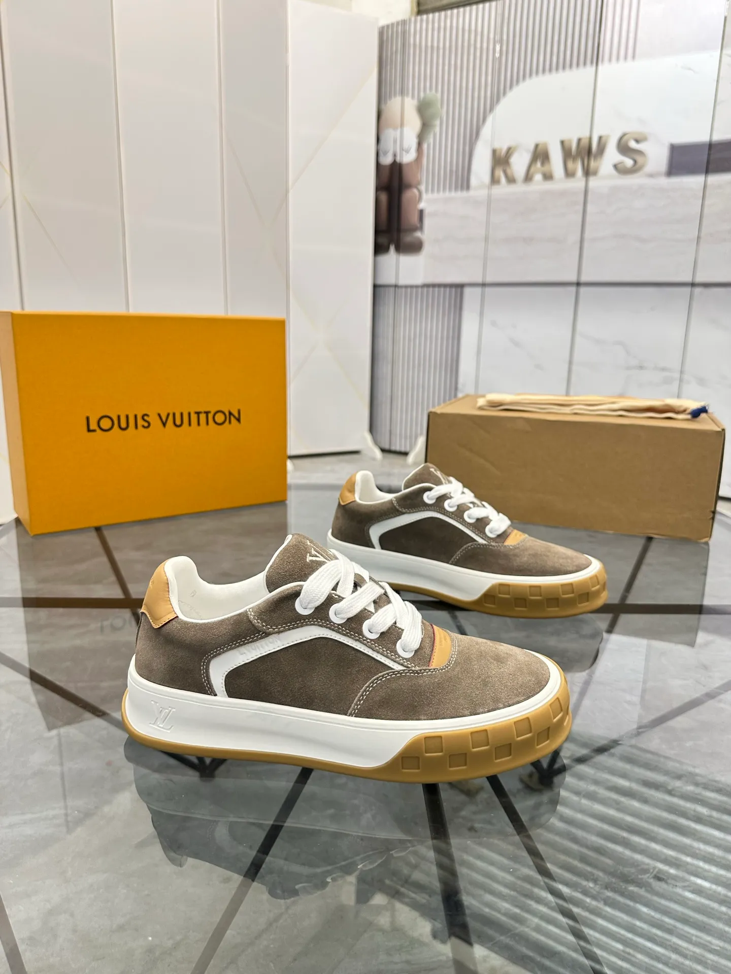 Men's shoes for sale 💰: 💰P660¥ Top quality Comes with airplane case Product trademark: LV* "Louis Vuitton*" low-top casual shoes Regular size: 35-44 (can be customized to 45) Couple style Product materials: imported nubuck leather upper, sheepskin lining, original outsole. Number: 819